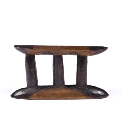Lot 346 - A 19TH CENTURY ZULU HEADREST with triple pillar support
