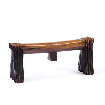 Lot 347 - AN EARLY 20TH CENTURY SWAZI WOODEN HEADREST with irregular fluted end supports