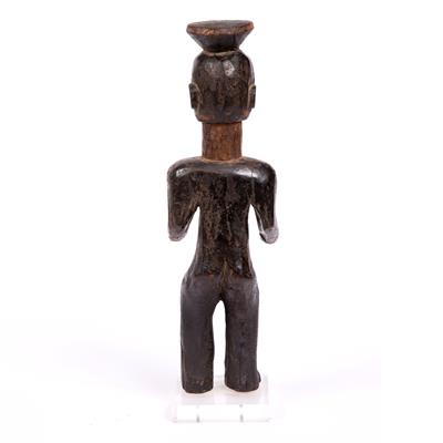 Lot 350 - A MUMEYE STYLE WOODEN FIGURE in standing pose with scratch carved decoration to the head