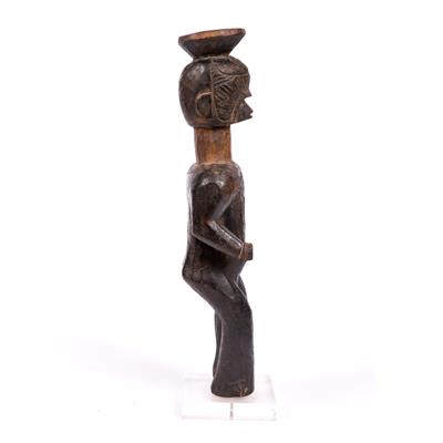 Lot 350 - A MUMEYE STYLE WOODEN FIGURE in standing pose with scratch carved decoration to the head