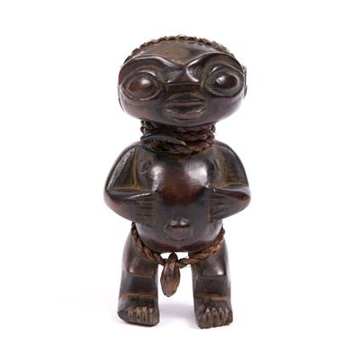 Lot 365 - A SOUTH CAMEROON WOODEN PYGMY DOLL with ribbed and grooved head