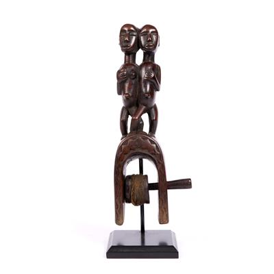 Lot 367 - A FINE SENUFO HEDDLE PULLEY FIGURE with head finial