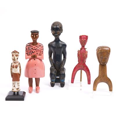 Lot 372 - A GURO SLING in the form of a red figure