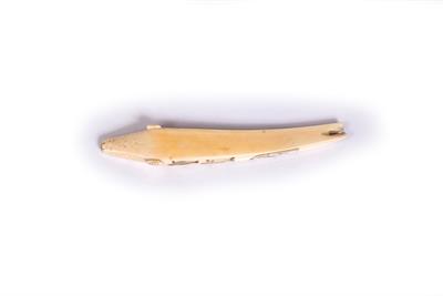 Lot 392 - AN INUIT CARVED WALRUS TUSK CRIBBAGE BOARD modelled as a seal with scrimshaw decoration