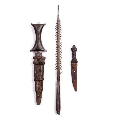 Lot 395 - A CONGOLESE DAGGER AND LEATHER SCABBARD