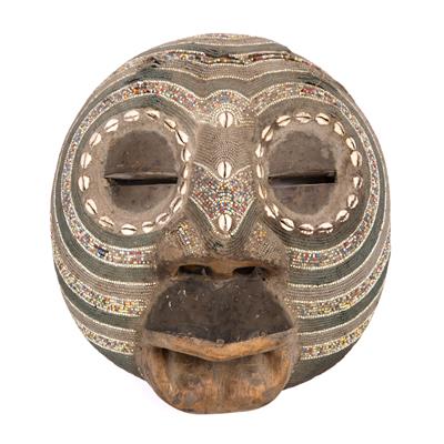 Lot 411 - AN AFRICAN BALUBA MASK