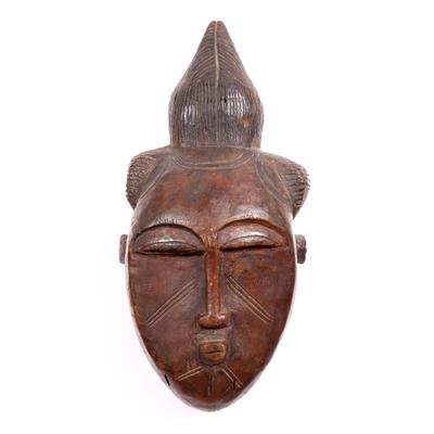Lot 418 - A 20TH CENTURY WOODEN TRIBAL WALL HANGING MASK