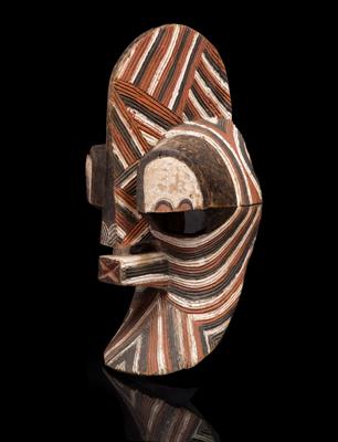 Lot 421 - A MALE KIFWEBE MASK