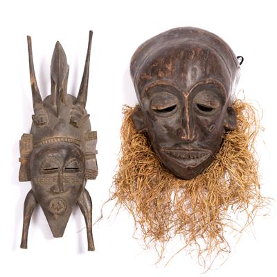 Lot 424 - A SENUFO KPELIE MASK