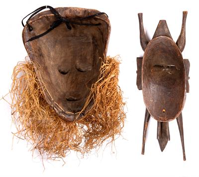 Lot 424 - A SENUFO KPELIE MASK