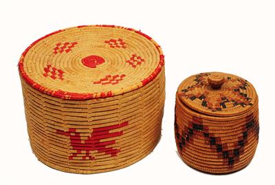 Lot 443 - A SOUTH WESTERN NATIVE AMERICAN INDIAN LIDDED WOVEN BASKET with a red bird and geometric motifs