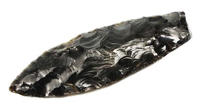 Lot 452 - A BLACK OBSIDIAN FLINT KNIFE from South West America or Mexico