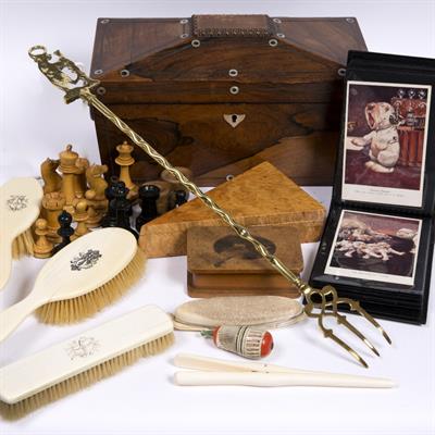 Lot 97 - Group of pieces to include a chess set