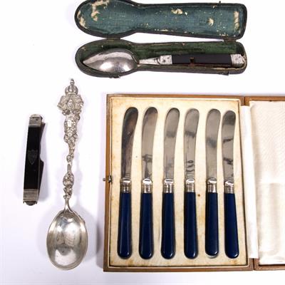 Lot 150 - Cased set of 6 silver bladed knifes