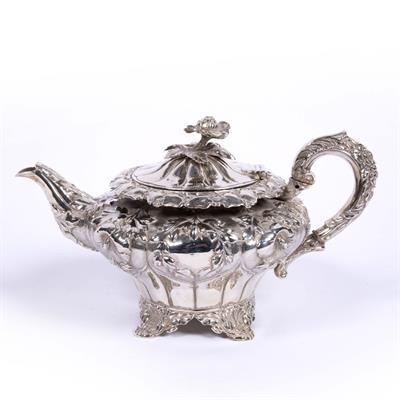 Lot 259 - Georgian silver teapot