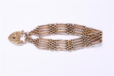 Lot 320 - 9ct gold gate link bracelet