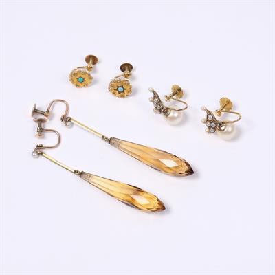 Lot 324 - Three pairs of various gold earrings