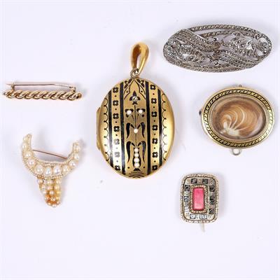 Lot 325 - Gold bar brooch
