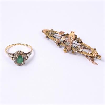 Lot 327 - Emerald and diamond cluster ring
