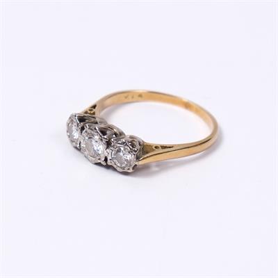 Lot 329 - 18ct gold ring