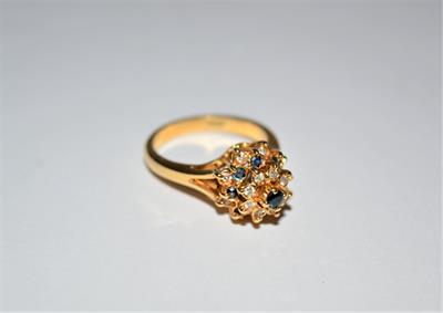 Lot 330 - 18ct gold ring