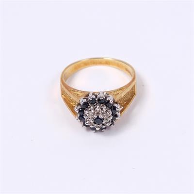 Lot 331 - 18ct gold ring