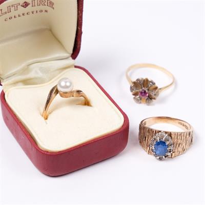 Lot 332 - Pearl ring