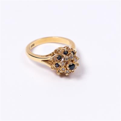 Lot 338 - 18ct gold ring