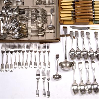 Lot 352 - Collection of flatware