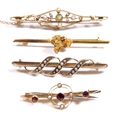 Lot 376 - Collection of four 9ct and 15ct gold Victorian and other brooches