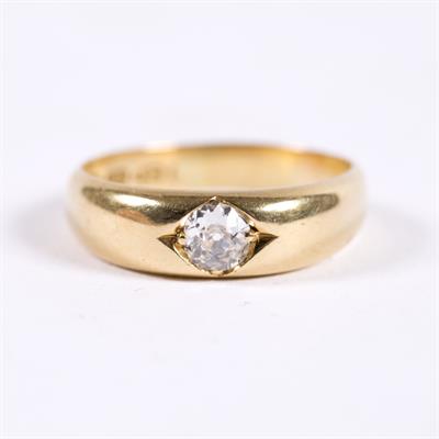 Lot 384 - 18ct gold ring