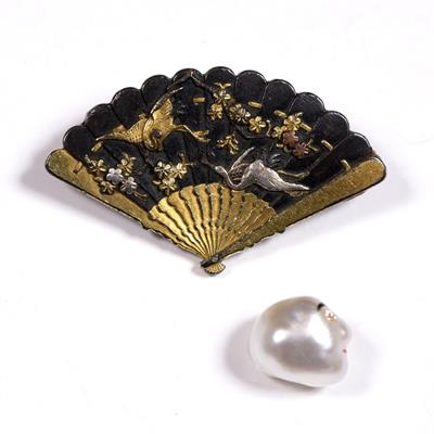 Lot 385 - Japanese shikuichi fan shaped brooch