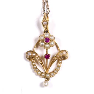 Lot 392 - 15ct gold pendant