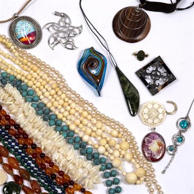 Lot 393 - Collection of various costume jewellery