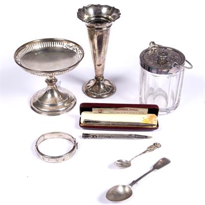 Lot 399 - Small collection of various silver and plated ware