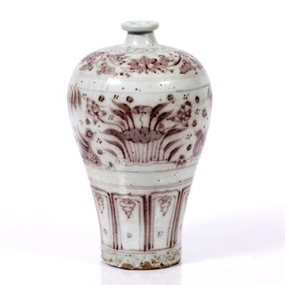 Lot 402 - Meiping porcelain vase