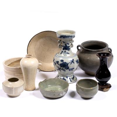 Lot 405 - Quantity of early ceramics