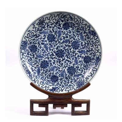 Lot 410 - Large blue and white charger
