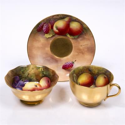 Lot 465 - Royal Worcester sugar bowl