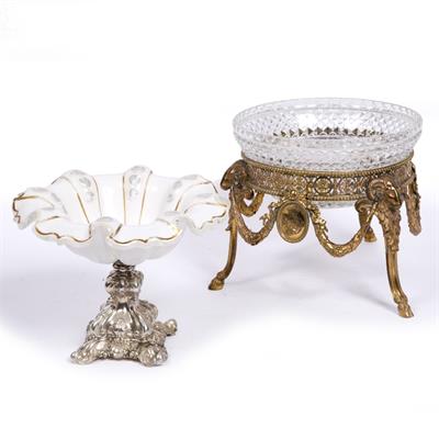 Lot 577 - Gilt metal stand