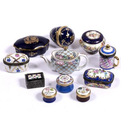 Lot 579 - Small group of porcelain and enamel snuff boxes