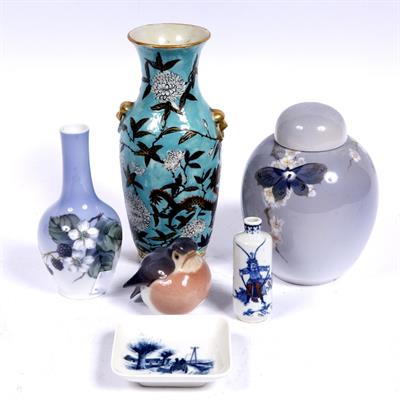 Lot 591 - Small Chinese crackleware vase