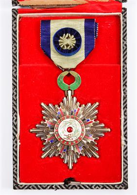 Lot 18 - AN EARLY 20TH CENTURY CHINESE GILT METAL ENAMEL AND PEARL DECORATED MEDAL 'The Order of the Precious
