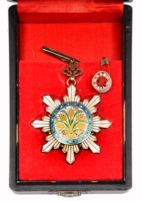 Lot 19 - AN EARLY 20TH CENTURY ENAMEL DECORATED ORDER OF THE GOLDEN GRAIN