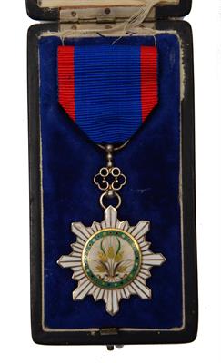 Lot 20 - A CHINESE EARLY 20TH CENTURY ORDER OF THE GOLDEN GRAIN (6TH CLASS) enamel decoration