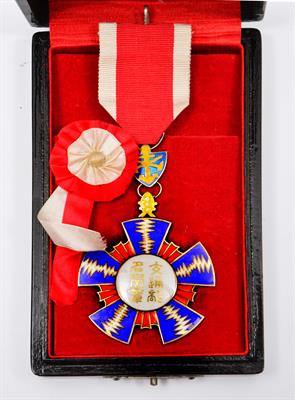 Lot 21 - AN EARLY 20TH CENTURY CHINESE ENAMEL DECORATED GILT METAL MEDAL or order decorated with Chinese