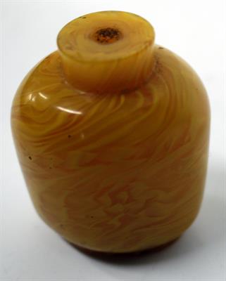 Lot 34 - AN OLD CHINESE YELLOW GLASS SNUFF BOTTLE