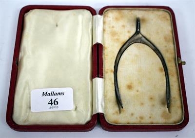Lot 46 - A PAIR OF NOVELTY SILVER SUGAR NIPS in the form of a wishbone in a fitted case together with a pair
