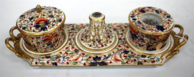 Lot 71 - A 19TH CENTURY DERBY IMARI DECORATED DESK STAND