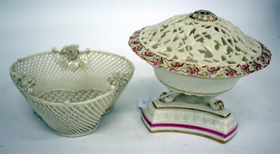 Lot 74 - A GRAINGER & COMPANY WORCESTER PORCELAIN POT POURRI VASE with pierced ivy decorated cover